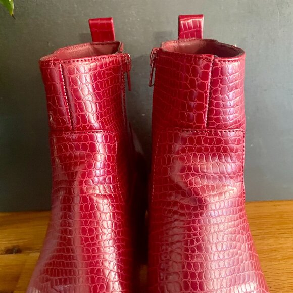 Maurices Red Croc Embossed Faux Leather Western Ankle Boots Women’s 8.5M - Picture 4 of 9